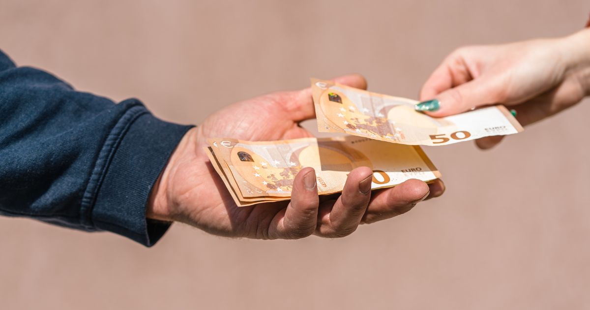Currency Exchange Tips for Retiring Overseas